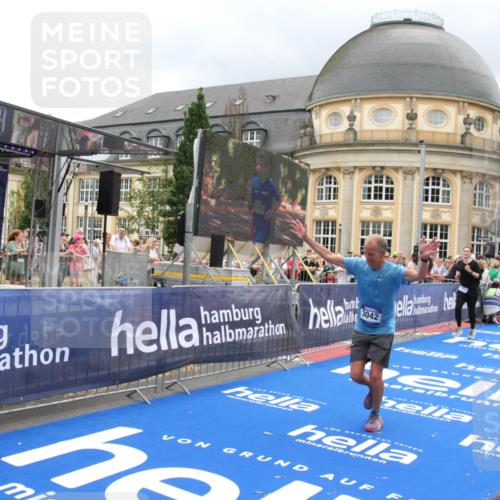 29.06.2025 - hella hamburg halbmarathon Michael Strokosch http://msf.ph/oto/8363297 29.06.2025 10:56:07 Ziel 1180, 3042, 3058, 4594, 4813, 5570, 7594, 12545, 14867, 15184, 16176, 17640, 17642, 18212 meine-sportfotos.de