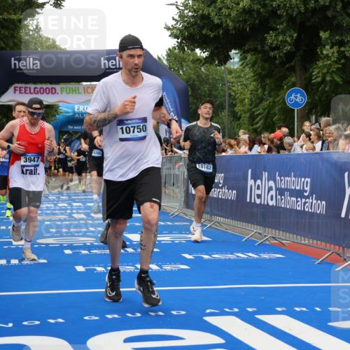 29.06.2025 - hella hamburg halbmarathon Strokosch-Dieckow http://msf.ph/oto/8363313 29.06.2025 10:50:49 Ziel 1466, 2234, 2788, 3654, 3947, 4839, 5018, 5115, 7052, 7369, 8205, 8572, 8657, 10750, 11551, 13687, 15362, 15395, 15426, 15643, 15720, 17129, 17908, 18182, 18229, 18370 meine-sportfotos.de