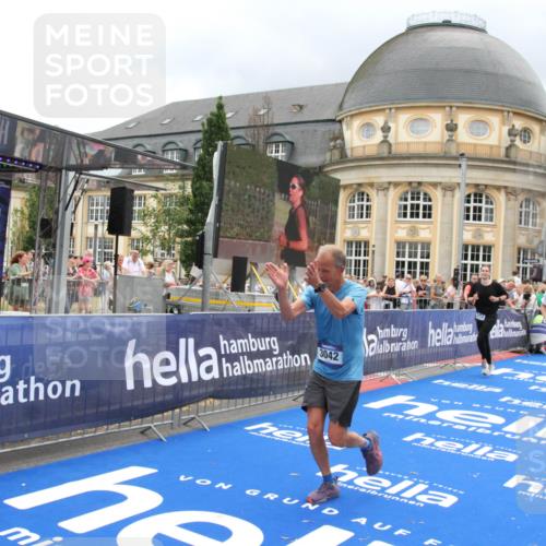29.06.2025 - hella hamburg halbmarathon Michael Strokosch http://msf.ph/oto/8363319 29.06.2025 10:56:07 Ziel 1180, 3042, 3058, 4594, 4813, 5570, 7594, 12545, 14867, 15184, 16176, 17640, 17642, 18212 meine-sportfotos.de