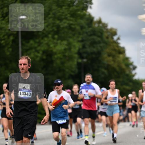 29.06.2025 - hella hamburg halbmarathon Dr. Thomas Lammeyer http://msf.ph/oto/8363377 29.06.2025 10:41:33 Kennedybrücke 56, 1022, 1118, 1276, 1339, 1488, 1490, 1597, 1819, 1952, 2104, 2199, 2272, 2480, 2552, 3165, 3230, 3714, 3873, 4347, 4442, 4618, 4733, 5146, 5224, 5560, 5640, 5940, 6243, 6584, 6804, 6821, 7085, 7202, 7235, 7544, 7707, 7823, 8315, 8758, 8843, 9054, 9055, 9288, 10024, 10112, 10159, 10476, 10762, 10798, 10919, 10931 meine-sportfotos.de