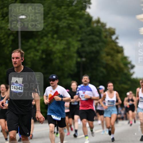 29.06.2025 - hella hamburg halbmarathon Dr. Thomas Lammeyer http://msf.ph/oto/8363398 29.06.2025 10:41:33 Kennedybrücke 56, 1022, 1118, 1276, 1339, 1488, 1490, 1597, 1819, 1952, 2104, 2199, 2272, 2480, 2552, 3165, 3230, 3714, 3873, 4347, 4442, 4618, 4733, 5146, 5224, 5560, 5640, 5940, 6243, 6584, 6804, 6821, 7085, 7202, 7235, 7544, 7707, 7823, 8315, 8758, 8843, 9054, 9055, 9288, 10024, 10112, 10159, 10476, 10762, 10798, 10919, 10931 meine-sportfotos.de
