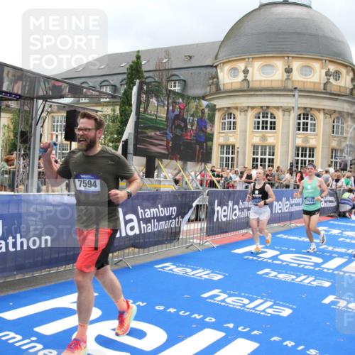 29.06.2025 - hella hamburg halbmarathon Michael Strokosch http://msf.ph/oto/8363408 29.06.2025 10:56:11 Ziel 1180, 3058, 4594, 4813, 5492, 5570, 7594, 8330, 8639, 9907, 12545, 14363, 17640, 17642, 18212 meine-sportfotos.de