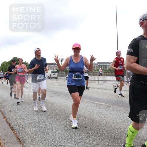 29.06.2025 - hella hamburg halbmarathon Lena Gebhardt http://msf.ph/oto/8363412 29.06.2025 10:48:29 Lombardsbrücke 18253, 18248, 2958, 11, 8948, 1142, 1157, 1167, 1174, 1175, 1584, 1645, 1701, 2037, 2163, 2195, 2418, 2437, 2438, 2475, 2627, 2650, 2716, 2756, 2909, 2958, 3224, 3320, 3468, 3504, 3661, 3679, 3933, 4327, 4588, 5010, 5585, 5781, 5952, 6143, 7203, 7393, 7394, 7532, 7947, 7948, 8461, 8521, 8719, 8760, 8948, 9775, 9787, 9921, 10059, 10145, 10204, 10366, 10654, 10656, 10777, 10794, 11548, 11742, 11781, 13814, 13845, 15715, 16498, 16499, 16701 meine-sportfotos.de