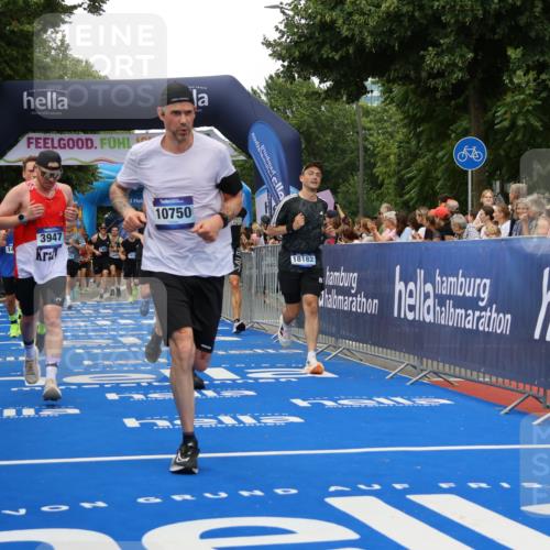 29.06.2025 - hella hamburg halbmarathon Strokosch-Dieckow http://msf.ph/oto/8363430 29.06.2025 10:50:49 Ziel 1466, 2234, 2788, 3654, 3947, 4839, 5018, 5115, 7052, 7369, 8205, 8572, 8657, 10750, 11551, 13687, 15362, 15395, 15426, 15643, 15720, 17129, 17908, 18182, 18229, 18370 meine-sportfotos.de