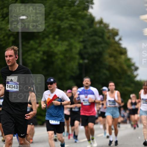 29.06.2025 - hella hamburg halbmarathon Dr. Thomas Lammeyer http://msf.ph/oto/8363432 29.06.2025 10:41:33 Kennedybrücke 56, 1022, 1118, 1276, 1339, 1488, 1490, 1597, 1819, 1952, 2104, 2199, 2272, 2480, 2552, 3165, 3230, 3714, 3873, 4347, 4442, 4618, 4733, 5146, 5224, 5560, 5640, 5940, 6243, 6584, 6804, 6821, 7085, 7202, 7235, 7544, 7707, 7823, 8315, 8758, 8843, 9054, 9055, 9288, 10024, 10112, 10159, 10476, 10762, 10798, 10919, 10931 meine-sportfotos.de