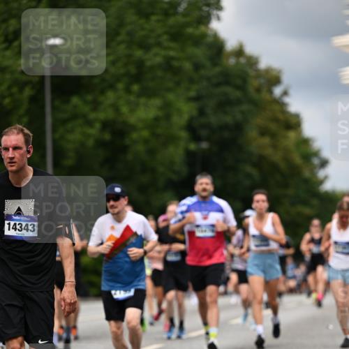 29.06.2025 - hella hamburg halbmarathon Dr. Thomas Lammeyer http://msf.ph/oto/8363482 29.06.2025 10:41:33 Kennedybrücke 56, 1022, 1118, 1276, 1339, 1488, 1490, 1597, 1819, 1952, 2104, 2199, 2272, 2480, 2552, 3165, 3230, 3714, 3873, 4347, 4442, 4618, 4733, 5146, 5224, 5560, 5640, 5940, 6243, 6584, 6804, 6821, 7085, 7202, 7235, 7544, 7707, 7823, 8315, 8758, 8843, 9054, 9055, 9288, 10024, 10112, 10159, 10476, 10762, 10798, 10919, 10931 meine-sportfotos.de