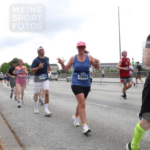 29.06.2025 - hella hamburg halbmarathon Lena Gebhardt http://msf.ph/oto/8363489 29.06.2025 10:48:29 Lombardsbrücke 2958, 18253, 18248, 11, 1142, 1157, 1167, 1174, 1175, 1584, 1645, 1701, 2037, 2163, 2195, 2418, 2437, 2438, 2475, 2627, 2650, 2716, 2756, 2909, 2958, 3224, 3320, 3468, 3504, 3661, 3679, 3933, 4327, 4588, 5010, 5585, 5781, 5952, 6143, 7203, 7393, 7394, 7532, 7947, 7948, 8461, 8521, 8719, 8760, 8948, 9775, 9787, 9921, 10059, 10145, 10204, 10366, 10654, 10656, 10777, 10794, 11548, 11742, 11781, 13814, 13845, 15715, 16498, 16499, 16701 meine-sportfotos.de