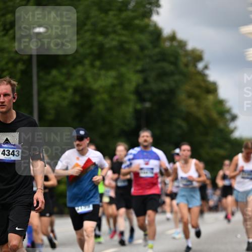 29.06.2025 - hella hamburg halbmarathon Dr. Thomas Lammeyer http://msf.ph/oto/8363494 29.06.2025 10:41:33 Kennedybrücke 56, 1022, 1118, 1276, 1339, 1488, 1490, 1597, 1819, 1952, 2104, 2199, 2272, 2480, 2552, 3165, 3230, 3714, 3873, 4347, 4442, 4618, 4733, 5146, 5224, 5560, 5640, 5940, 6243, 6584, 6804, 6821, 7085, 7202, 7235, 7544, 7707, 7823, 8315, 8758, 8843, 9054, 9055, 9288, 10024, 10112, 10159, 10476, 10762, 10798, 10919, 10931 meine-sportfotos.de
