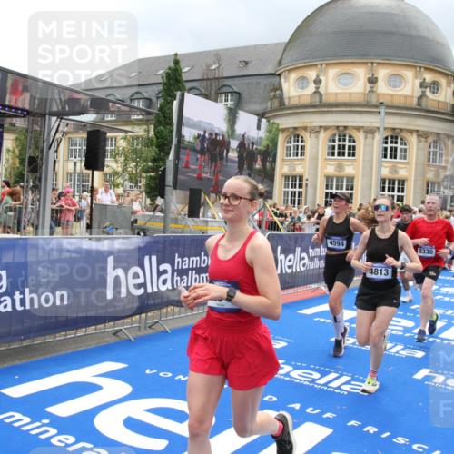 29.06.2025 - hella hamburg halbmarathon Michael Strokosch http://msf.ph/oto/8363553 29.06.2025 10:56:13 Ziel 4594, 4813, 5492, 5570, 7594, 8330, 8639, 9907, 12545, 14363, 15484, 16113, 16634, 17468, 17640, 17642 meine-sportfotos.de