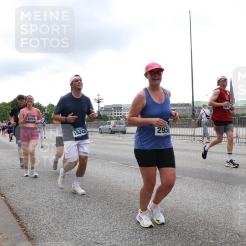 29.06.2025 - hella hamburg halbmarathon Lena Gebhardt http://msf.ph/oto/8363572 29.06.2025 10:48:29 Lombardsbrücke 18253, 18248, 295, 1142, 1157, 1167, 1174, 1175, 1584, 1645, 1701, 2037, 2163, 2195, 2418, 2437, 2438, 2475, 2627, 2650, 2716, 2756, 2909, 2958, 3224, 3320, 3468, 3504, 3661, 3679, 3933, 4327, 4588, 5010, 5585, 5781, 5952, 6143, 7203, 7393, 7394, 7532, 7947, 7948, 8461, 8521, 8719, 8760, 8948, 9775, 9787, 9921, 10059, 10145, 10204, 10366, 10654, 10656, 10777, 10794, 11548, 11742, 11781, 13814, 13845, 15715, 16498, 16499, 16701 meine-sportfotos.de