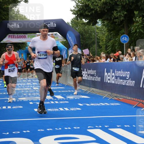 29.06.2025 - hella hamburg halbmarathon Strokosch-Dieckow http://msf.ph/oto/8363583 29.06.2025 10:50:49 Ziel 1466, 2234, 2788, 3654, 3947, 4839, 5018, 5115, 7052, 7369, 8205, 8572, 8657, 10750, 11551, 13687, 15362, 15395, 15426, 15643, 15720, 17129, 17908, 18182, 18229, 18370 meine-sportfotos.de