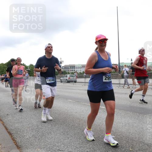 29.06.2025 - hella hamburg halbmarathon Lena Gebhardt http://msf.ph/oto/8363615 29.06.2025 10:48:29 Lombardsbrücke 18253, 1571, 27, 18248, 295, 1142, 1157, 1167, 1174, 1175, 1584, 1645, 1701, 2037, 2163, 2195, 2418, 2437, 2438, 2475, 2627, 2650, 2716, 2756, 2909, 2958, 3224, 3320, 3468, 3504, 3661, 3679, 3933, 4327, 4588, 5010, 5585, 5781, 5952, 6143, 7203, 7393, 7394, 7532, 7947, 7948, 8461, 8521, 8719, 8760, 8948, 9775, 9787, 9921, 10059, 10145, 10204, 10366, 10654, 10656, 10777, 10794, 11548, 11742, 11781, 13814, 13845, 15715, 16498, 16499, 16701 meine-sportfotos.de