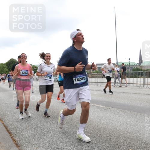 29.06.2025 - hella hamburg halbmarathon Lena Gebhardt http://msf.ph/oto/8363660 29.06.2025 10:48:30 Lombardsbrücke 6147, 18253, 2756, 18248, 1142, 1157, 1167, 1174, 1175, 1584, 1645, 1701, 2037, 2195, 2418, 2437, 2438, 2475, 2627, 2650, 2716, 2756, 2909, 2958, 3224, 3320, 3468, 3504, 3661, 3679, 3933, 4327, 4588, 5010, 5585, 5781, 5952, 6143, 7203, 7393, 7394, 7532, 7947, 7948, 8461, 8521, 8719, 8760, 8948, 9775, 9787, 9921, 10059, 10145, 10204, 10366, 10654, 10656, 10794, 11364, 11365, 11548, 11742, 11781, 13814, 13845, 15715, 16498, 16499, 16701 meine-sportfotos.de