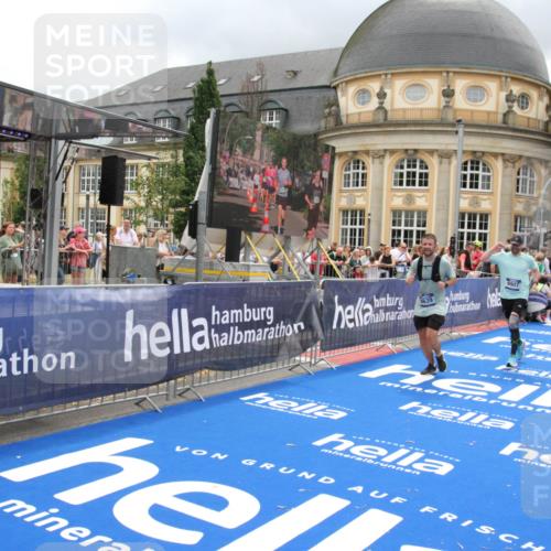 29.06.2025 - hella hamburg halbmarathon Michael Strokosch http://msf.ph/oto/8363672 29.06.2025 10:56:16 Ziel 1193, 4594, 4813, 5465, 5492, 8330, 8639, 9903, 9907, 10789, 12348, 14363, 15484, 16113, 16634, 17468, 19152 meine-sportfotos.de