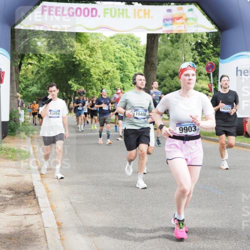 29.06.2025 - hella hamburg halbmarathon MichiJ http://msf.ph/oto/8363681 29.06.2025 10:43:30 Zwischen KM18-KM19 1972, 2083, 2250, 2741, 2982, 2996, 4152, 4594, 4813, 7037, 7547, 8968, 9246, 9727, 9903, 10093, 10133, 10408, 10665, 13064, 16121, 16434, 17828, 18117, 18208, 18867, 18899, 19184 meine-sportfotos.de