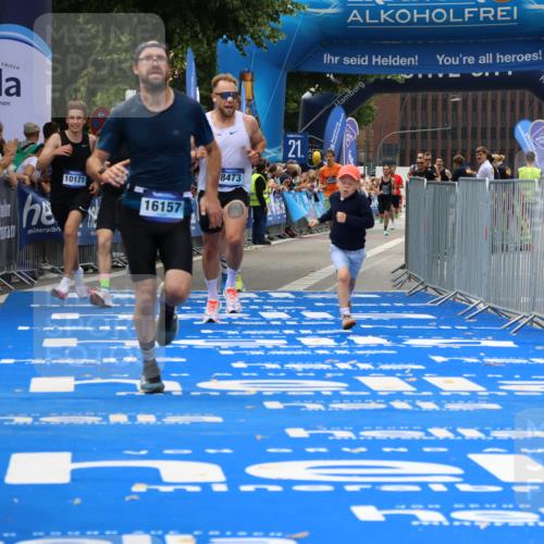 29.06.2025 - hella hamburg halbmarathon Strokosch-Dieckow http://msf.ph/oto/8363693 29.06.2025 10:29:05 Ziel 3043, 8473, 10171, 10351, 16157, 18874, 19194 meine-sportfotos.de