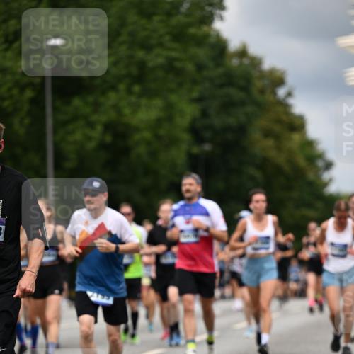 29.06.2025 - hella hamburg halbmarathon Dr. Thomas Lammeyer http://msf.ph/oto/8363735 29.06.2025 10:41:34 Kennedybrücke 56, 1022, 1118, 1276, 1339, 1490, 1597, 1819, 1952, 2031, 2104, 2199, 2272, 2480, 2552, 3165, 3230, 3714, 3873, 4347, 4442, 4618, 4733, 5146, 5224, 5640, 5940, 6243, 6584, 6804, 6821, 7085, 7202, 7235, 7544, 7707, 7823, 8315, 8499, 8758, 8843, 9054, 9055, 9288, 10024, 10112, 10159, 10476, 10762, 10798, 10919, 10931 meine-sportfotos.de