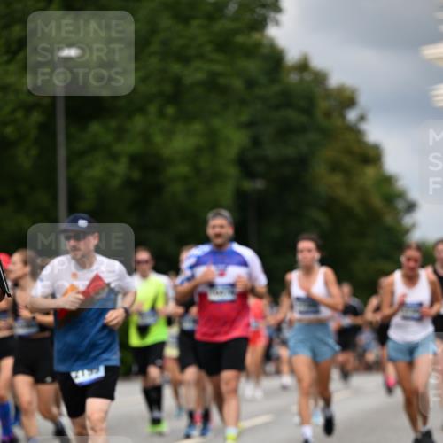 29.06.2025 - hella hamburg halbmarathon Dr. Thomas Lammeyer http://msf.ph/oto/8363756 29.06.2025 10:41:34 Kennedybrücke 56, 1022, 1118, 1276, 1339, 1490, 1597, 1819, 1952, 2031, 2104, 2199, 2272, 2480, 2552, 3165, 3230, 3714, 3873, 4347, 4442, 4618, 4733, 5146, 5224, 5640, 5940, 6243, 6584, 6804, 6821, 7085, 7202, 7235, 7544, 7707, 7823, 8315, 8499, 8758, 8843, 9054, 9055, 9288, 10024, 10112, 10159, 10476, 10762, 10798, 10919, 10931 meine-sportfotos.de