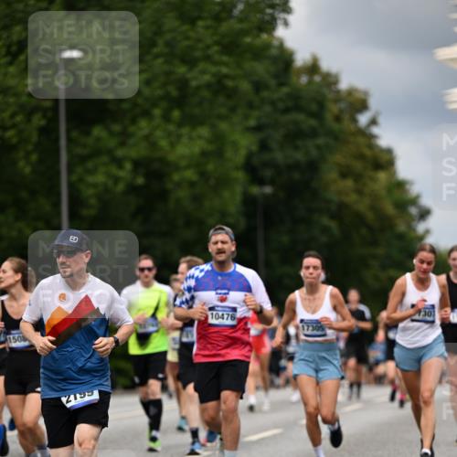 29.06.2025 - hella hamburg halbmarathon Dr. Thomas Lammeyer http://msf.ph/oto/8363772 29.06.2025 10:41:34 Kennedybrücke 56, 1022, 1118, 1276, 1339, 1490, 1597, 1819, 1952, 2031, 2104, 2199, 2272, 2480, 2552, 3165, 3230, 3714, 3873, 4347, 4442, 4618, 4733, 5146, 5224, 5640, 5940, 6243, 6584, 6804, 6821, 7085, 7202, 7235, 7544, 7707, 7823, 8315, 8499, 8758, 8843, 9054, 9055, 9288, 10024, 10112, 10159, 10476, 10762, 10798, 10919, 10931 meine-sportfotos.de