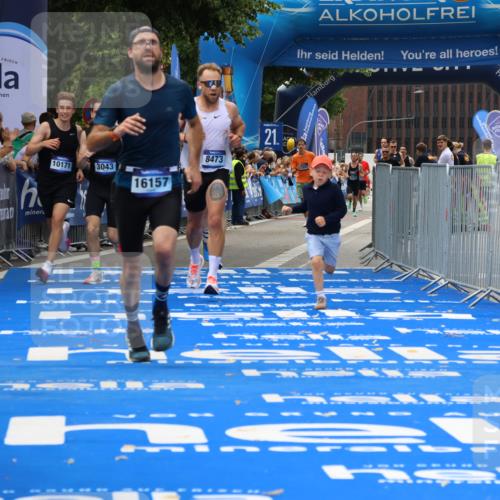 29.06.2025 - hella hamburg halbmarathon Strokosch-Dieckow http://msf.ph/oto/8363809 29.06.2025 10:29:05 Ziel 3043, 8473, 10171, 10351, 16157, 18874, 19194 meine-sportfotos.de
