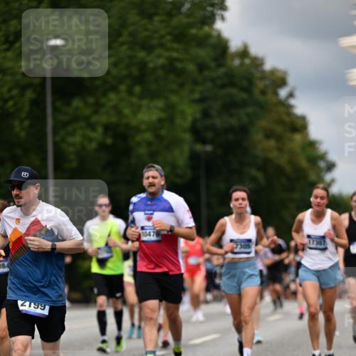 29.06.2025 - hella hamburg halbmarathon Dr. Thomas Lammeyer http://msf.ph/oto/8363828 29.06.2025 10:41:34 Kennedybrücke 56, 1022, 1118, 1276, 1339, 1490, 1597, 1819, 1952, 2031, 2104, 2199, 2272, 2480, 2552, 3165, 3230, 3714, 3873, 4347, 4442, 4618, 4733, 5146, 5224, 5640, 5940, 6243, 6584, 6804, 6821, 7085, 7202, 7235, 7544, 7707, 7823, 8315, 8499, 8758, 8843, 9054, 9055, 9288, 10024, 10112, 10159, 10476, 10762, 10798, 10919, 10931 meine-sportfotos.de