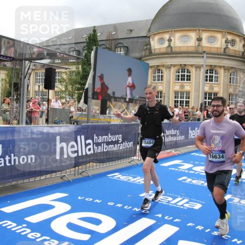 29.06.2025 - hella hamburg halbmarathon Michael Strokosch http://msf.ph/oto/8363829 29.06.2025 10:56:18 Ziel 1193, 5465, 7547, 8639, 9903, 9907, 10789, 12348, 14363, 15484, 16113, 16634, 17468, 18741, 19152 meine-sportfotos.de