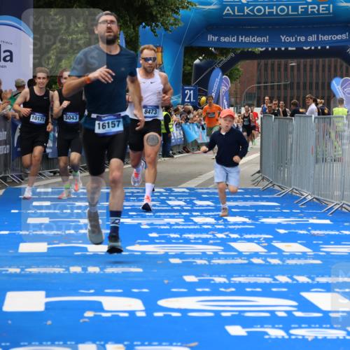29.06.2025 - hella hamburg halbmarathon Strokosch-Dieckow http://msf.ph/oto/8363886 29.06.2025 10:29:05 Ziel 3043, 8473, 10171, 10351, 16157, 18874, 19194 meine-sportfotos.de