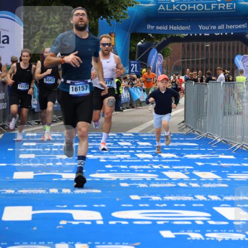 29.06.2025 - hella hamburg halbmarathon Strokosch-Dieckow http://msf.ph/oto/8363958 29.06.2025 10:29:05 Ziel 3043, 8473, 10171, 10351, 16157, 18874, 19194 meine-sportfotos.de