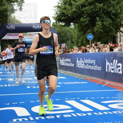 29.06.2025 - hella hamburg halbmarathon Strokosch-Dieckow http://msf.ph/oto/8364004 29.06.2025 10:50:46 Ziel 1466, 2234, 2788, 3654, 3947, 4839, 5018, 5115, 6712, 7052, 7134, 7952, 8205, 8657, 10750, 11356, 13701, 15395, 15426, 15643, 15720, 17129, 17908, 18182, 18229, 18370, 18820 meine-sportfotos.de