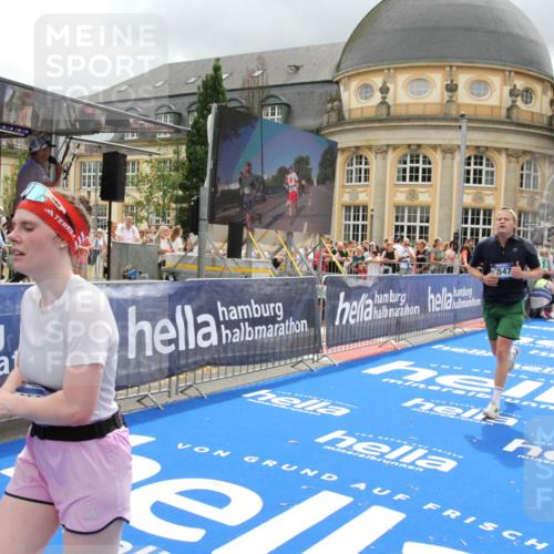 29.06.2025 - hella hamburg halbmarathon Michael Strokosch http://msf.ph/oto/8364043 29.06.2025 10:56:22 Ziel 1193, 4029, 5465, 5672, 7547, 9903, 10789, 11231, 11309, 12348, 15300, 16375, 17468, 18117, 18495, 18652, 18741, 19152 meine-sportfotos.de