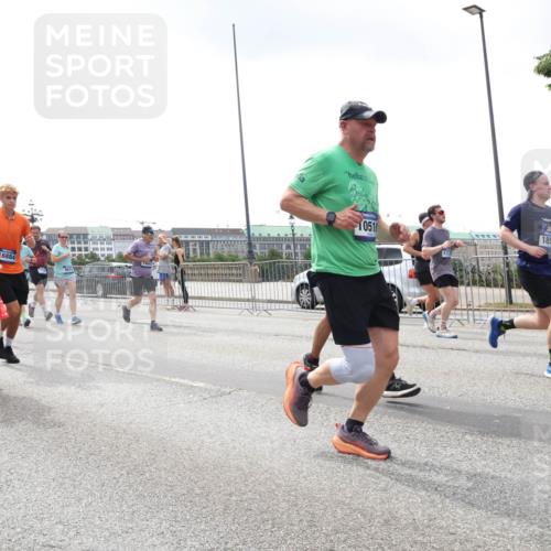29.06.2025 - hella hamburg halbmarathon Lena Gebhardt http://msf.ph/oto/8364081 29.06.2025 10:39:23 Lombardsbrücke 14871, 6866, 16884, 9914, 0518, 1112, 1760, 1856, 1883, 2092, 2524, 2534, 2571, 2574, 2578, 2843, 2893, 2998, 3275, 3307, 3353, 3727, 3745, 4410, 4523, 4603, 4609, 4659, 4855, 4882, 5045, 5701, 6062, 6112, 6321, 6342, 6343, 6427, 6428, 6611, 6719, 6726, 6748, 7053, 7199, 7341, 7501, 7506, 7524, 7589, 7684, 7815, 8203, 8243, 8457, 8783, 8995, 9393, 9420, 9446, 9569, 9698, 9747, 9777, 9974, 9977, 10001, 10072, 10315, 10512, 10516, 13060 meine-sportfotos.de