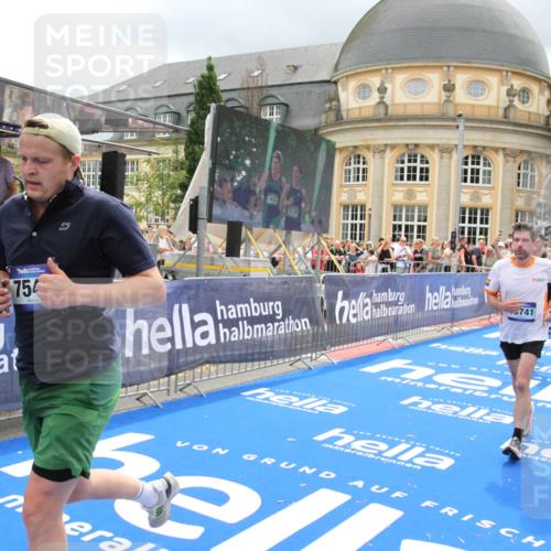 29.06.2025 - hella hamburg halbmarathon Michael Strokosch http://msf.ph/oto/8364122 29.06.2025 10:56:24 Ziel 3048, 4029, 5672, 7547, 7742, 9622, 9903, 11231, 11309, 12348, 15300, 15818, 16375, 18117, 18495, 18652, 18741, 19152 meine-sportfotos.de