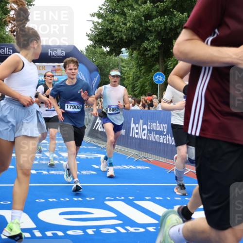 29.06.2025 - hella hamburg halbmarathon Strokosch-Dieckow http://msf.ph/oto/8364153 29.06.2025 10:50:44 Ziel 2234, 2788, 3947, 4839, 5018, 5115, 6662, 6712, 7052, 7134, 7583, 7952, 8657, 10750, 11356, 13701, 13808, 13875, 15426, 15720, 16291, 17129, 17908, 18182, 18229, 18370, 18413, 18820 meine-sportfotos.de