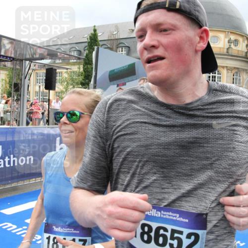29.06.2025 - hella hamburg halbmarathon Michael Strokosch http://msf.ph/oto/8364268 29.06.2025 10:56:26 Ziel 3048, 4029, 5672, 7547, 7742, 8863, 9622, 10665, 11231, 11309, 15300, 15818, 16375, 18117, 18495, 18652, 18741 meine-sportfotos.de