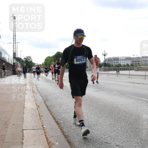29.06.2025 - hella hamburg halbmarathon Lena Gebhardt http://msf.ph/oto/8364299 29.06.2025 10:14:23 Lombardsbrücke 8057, 1194, 1406, 1728, 1890, 2494, 2990, 3020, 3154, 3756, 3834, 3939, 4032, 4962, 5191, 5670, 6028, 6083, 6089, 6287, 6366, 6710, 7209, 7442, 7802, 7840, 7991, 8001, 8057, 8147, 8409, 8892, 9845, 9886, 10224, 10610, 11987, 12467, 12938, 13237, 13285, 13788, 14488, 15482, 15840, 16126, 17439, 17985, 18041, 18236, 18239 meine-sportfotos.de