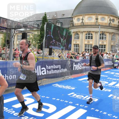29.06.2025 - hella hamburg halbmarathon Michael Strokosch http://msf.ph/oto/8364315 29.06.2025 10:56:28 Ziel 3048, 4029, 5672, 6399, 7742, 8863, 9622, 10665, 11231, 11309, 15300, 15818, 16257, 16375, 17734, 18117, 18495, 18652 meine-sportfotos.de