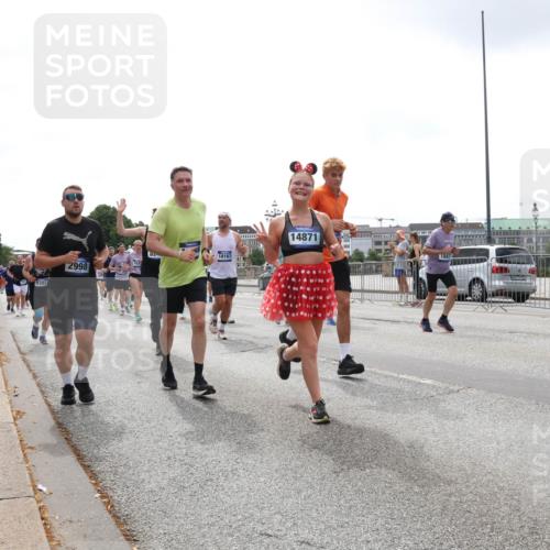 29.06.2025 - hella hamburg halbmarathon Lena Gebhardt http://msf.ph/oto/8364319 29.06.2025 10:39:23 Lombardsbrücke 9393, 2998, 4522, 18167, 14871, 1881, 1760, 1856, 1883, 2092, 2524, 2534, 2571, 2574, 2578, 2843, 2893, 2998, 3275, 3307, 3353, 3727, 3745, 4410, 4523, 4603, 4609, 4659, 4855, 4882, 5045, 5701, 6062, 6112, 6321, 6342, 6343, 6427, 6428, 6611, 6719, 6726, 6748, 7053, 7199, 7341, 7501, 7506, 7524, 7589, 7684, 7815, 8203, 8243, 8457, 8783, 8995, 9393, 9420, 9446, 9569, 9698, 9747, 9777, 9974, 9977, 10001, 10072, 10315, 10512, 10516, 13060 meine-sportfotos.de