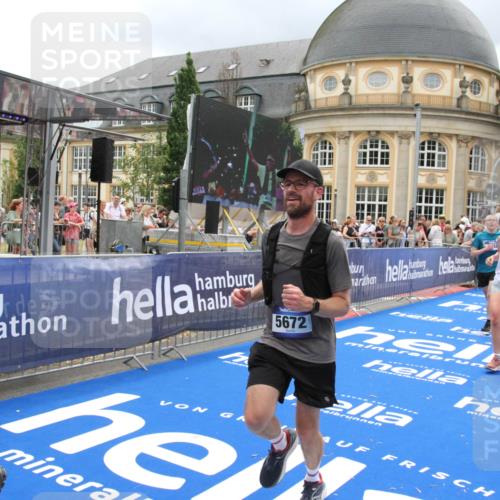 29.06.2025 - hella hamburg halbmarathon Michael Strokosch http://msf.ph/oto/8364345 29.06.2025 10:56:28 Ziel 3048, 4029, 5672, 6399, 7742, 8863, 9622, 10665, 11231, 11309, 15300, 15818, 16257, 16375, 17734, 18117, 18495, 18652 meine-sportfotos.de