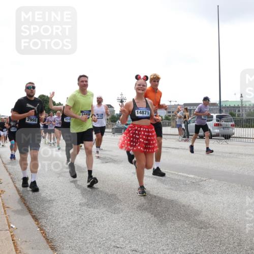 29.06.2025 - hella hamburg halbmarathon Lena Gebhardt http://msf.ph/oto/8364376 29.06.2025 10:39:24 Lombardsbrücke 9393, 16866, 2998, 18167, 14871, 8243, 188, 1760, 1856, 1883, 2092, 2524, 2534, 2571, 2574, 2578, 2843, 2893, 2976, 2998, 3275, 3353, 3727, 3745, 4410, 4523, 4603, 4609, 4659, 4855, 4882, 5045, 5701, 6062, 6112, 6321, 6342, 6343, 6427, 6428, 6611, 6719, 6726, 6748, 7053, 7125, 7199, 7341, 7501, 7506, 7524, 7589, 7684, 7815, 8203, 8243, 8457, 8783, 8995, 9393, 9420, 9446, 9569, 9698, 9747, 9777, 9974, 9977, 10001, 10072, 10315, 10512, 10516, 13060 meine-sportfotos.de