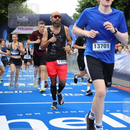 29.06.2025 - hella hamburg halbmarathon Strokosch-Dieckow http://msf.ph/oto/8364398 29.06.2025 10:50:41 Ziel 1399, 1750, 2234, 2788, 4346, 5115, 6662, 6712, 7134, 7583, 7786, 7952, 8657, 9057, 11356, 13701, 13808, 13875, 15426, 15519, 15720, 16291, 17129, 17908, 18006, 18229, 18370, 18413, 18820 meine-sportfotos.de