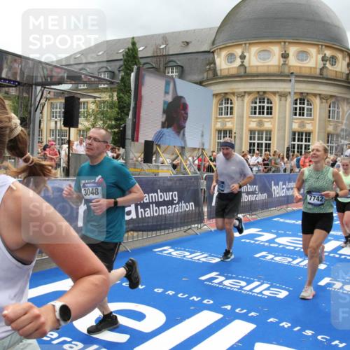 29.06.2025 - hella hamburg halbmarathon Michael Strokosch http://msf.ph/oto/8364413 29.06.2025 10:56:30 Ziel 1583, 3048, 4029, 5672, 6399, 7742, 8863, 9622, 10665, 11231, 15407, 15818, 16257, 16261, 17268, 17734, 18746, 18835 meine-sportfotos.de