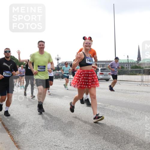 29.06.2025 - hella hamburg halbmarathon Lena Gebhardt http://msf.ph/oto/8364457 29.06.2025 10:39:24 Lombardsbrücke 9393, 2998, 16866, 14871, 1760, 1856, 1883, 2092, 2524, 2534, 2571, 2574, 2578, 2843, 2893, 2976, 2998, 3275, 3353, 3727, 3745, 4410, 4523, 4603, 4609, 4659, 4855, 4882, 5045, 5701, 6062, 6112, 6321, 6342, 6343, 6427, 6428, 6611, 6719, 6726, 6748, 7053, 7125, 7199, 7341, 7501, 7506, 7524, 7589, 7684, 7815, 8203, 8243, 8457, 8783, 8995, 9393, 9420, 9446, 9569, 9698, 9747, 9777, 9974, 9977, 10001, 10072, 10315, 10512, 10516, 13060 meine-sportfotos.de