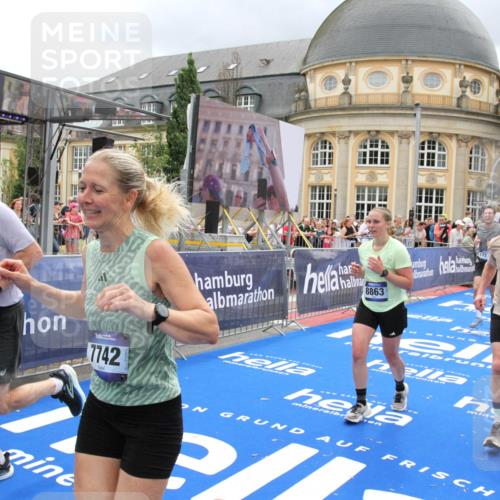 29.06.2025 - hella hamburg halbmarathon Michael Strokosch http://msf.ph/oto/8364458 29.06.2025 10:56:32 Ziel 1583, 3048, 3413, 5744, 6399, 7742, 8542, 8652, 8863, 9622, 10093, 10665, 15407, 15818, 16257, 16261, 17268, 17734, 18746, 18835 meine-sportfotos.de