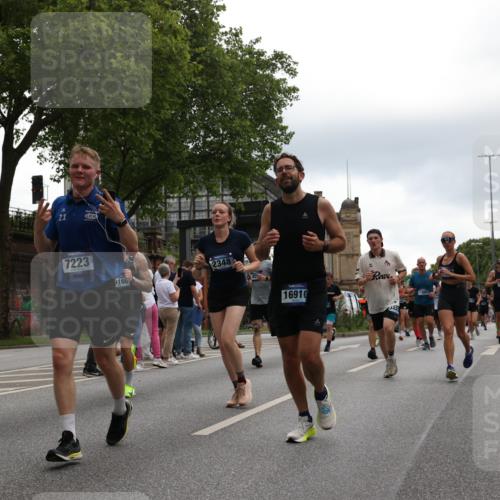 29.06.2025 - hella hamburg halbmarathon Yannick Fuchs http://msf.ph/oto/8364466 29.06.2025 10:53:20 20KM 2006, 2348, 2584, 2677, 2957, 2978, 3114, 3181, 3279, 3425, 3983, 4088, 4592, 4796, 5347, 5885, 6087, 6202, 6220, 6438, 7031, 7223, 7287, 8290, 10036, 10587, 10759, 10896, 10943, 11935, 11938, 12206, 12261, 12564, 12633, 12736, 12862, 13583, 13761, 14567, 14732, 14902, 14928, 14965, 15232, 15240, 15284, 16227, 16341, 16910, 16980, 17017, 17176, 17304, 17503, 17630, 18153, 18327, 18467, 18485, 18716, 19015, 19160 meine-sportfotos.de