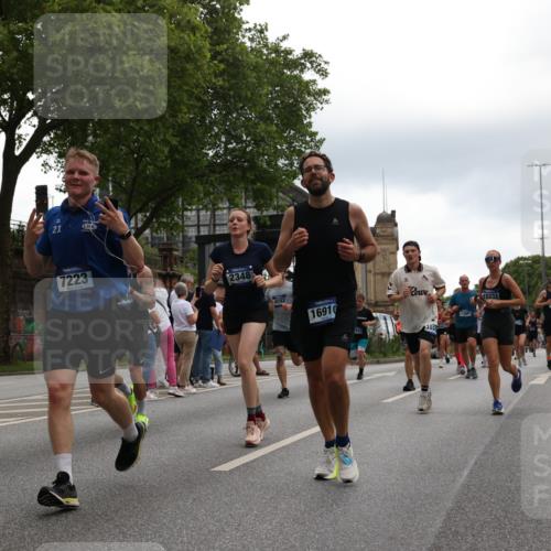 29.06.2025 - hella hamburg halbmarathon Yannick Fuchs http://msf.ph/oto/8364510 29.06.2025 10:53:20 20KM 2006, 2348, 2584, 2677, 2957, 2978, 3114, 3181, 3279, 3425, 3983, 4088, 4592, 4796, 5347, 5885, 6087, 6202, 6220, 6438, 7031, 7223, 7287, 8290, 10036, 10587, 10759, 10896, 10943, 11935, 11938, 12206, 12261, 12564, 12633, 12736, 12862, 13583, 13761, 14567, 14732, 14902, 14928, 14965, 15232, 15240, 15284, 16227, 16341, 16910, 16980, 17017, 17176, 17304, 17503, 17630, 18153, 18327, 18467, 18485, 18716, 19015, 19160 meine-sportfotos.de