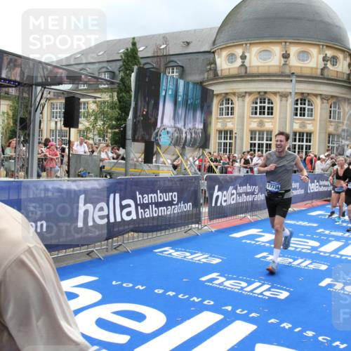 29.06.2025 - hella hamburg halbmarathon Michael Strokosch http://msf.ph/oto/8364516 29.06.2025 10:56:33 Ziel 1583, 3413, 5744, 6399, 7742, 8542, 8652, 8863, 9562, 10093, 10665, 15407, 15818, 16257, 16261, 17268, 17734, 18746, 18835 meine-sportfotos.de