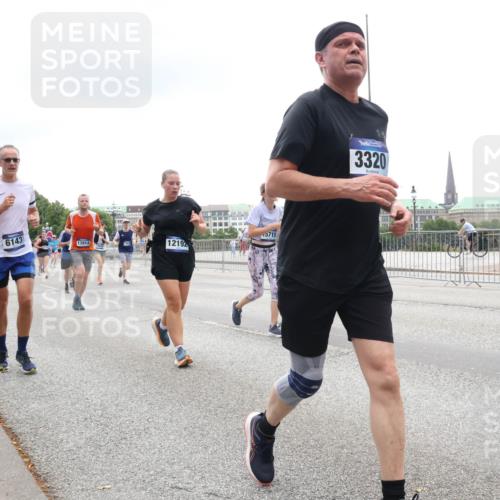 29.06.2025 - hella hamburg halbmarathon Lena Gebhardt http://msf.ph/oto/8364527 29.06.2025 10:48:32 Lombardsbrücke 6143, 13914, 1219, 5715, 3320, 1142, 1157, 1167, 1174, 1175, 1584, 1645, 1701, 2037, 2195, 2418, 2437, 2438, 2475, 2627, 2650, 2716, 2756, 2909, 2958, 3224, 3320, 3468, 3504, 3661, 3679, 3933, 4327, 4588, 5010, 5585, 5781, 5952, 6143, 7203, 7393, 7394, 7532, 7947, 7948, 8461, 8521, 8719, 8760, 8948, 9552, 9775, 9787, 9921, 10059, 10145, 10204, 10366, 10524, 10654, 10656, 11364, 11365, 11548, 11742, 11781, 13814, 13845, 15715, 16498, 16499, 16701 meine-sportfotos.de