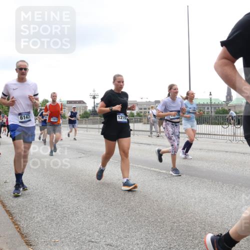 29.06.2025 - hella hamburg halbmarathon Lena Gebhardt http://msf.ph/oto/8364571 29.06.2025 10:48:32 Lombardsbrücke 2197, 6143, 13914, 12192, 11666, 332, 1142, 1157, 1167, 1174, 1175, 1584, 1645, 1701, 2037, 2195, 2418, 2437, 2438, 2475, 2627, 2650, 2716, 2756, 2909, 2958, 3224, 3320, 3468, 3504, 3661, 3679, 3933, 4327, 4588, 5010, 5585, 5781, 5952, 6143, 7203, 7393, 7394, 7532, 7947, 7948, 8461, 8521, 8719, 8760, 8948, 9552, 9775, 9787, 9921, 10059, 10145, 10204, 10366, 10524, 10654, 10656, 11364, 11365, 11548, 11742, 11781, 13814, 13845, 15715, 16498, 16499, 16701 meine-sportfotos.de