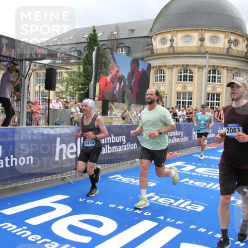 29.06.2025 - hella hamburg halbmarathon Michael Strokosch http://msf.ph/oto/8364621 29.06.2025 10:56:40 Ziel 2083, 3413, 4152, 5721, 5744, 6416, 6759, 7037, 7646, 8311, 8542, 8652, 8744, 9488, 9562, 10093, 11083, 11870, 12509, 13863, 15145, 17259, 18340, 18899, 19120 meine-sportfotos.de