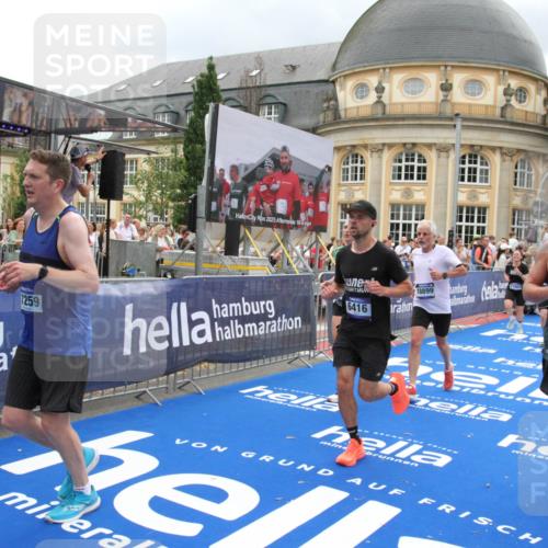 29.06.2025 - hella hamburg halbmarathon Michael Strokosch http://msf.ph/oto/8364657 29.06.2025 10:56:44 Ziel 4152, 6416, 6759, 7037, 7646, 8311, 8744, 8996, 9488, 11083, 11870, 12509, 14369, 15134, 15145, 15431, 15712, 16043, 16121, 17259, 18340, 18634, 18899 meine-sportfotos.de